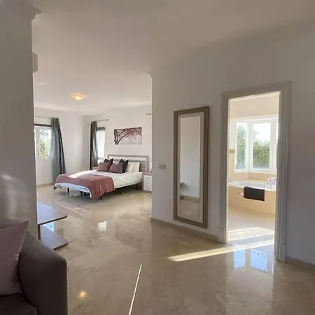 Large Modern Villa With Private Swimming Pool *