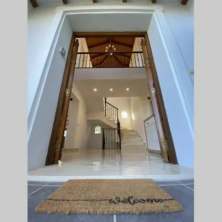 Villa Large Modern Villa With Private Swimming Pool *