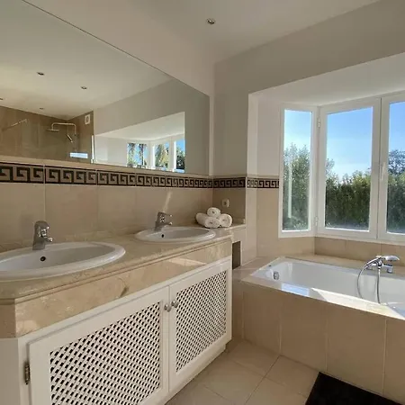 Large Modern Villa With Private Swimming Pool *
